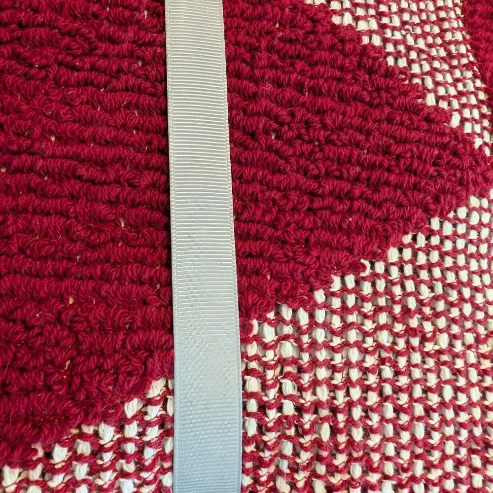 NWT Elav Portugal World Traveler Collection, Red And White Christmas Tree Throw